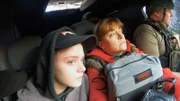 Natalya (M.) und ihre Tochter Elena (l.) haben in dem Keller einer Schule Schutz vor den russischen Angriffen gesucht. Nach sechs Monaten geben sie auf und verlassen Marinka .