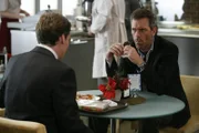 Dr. James Wilson (Robert Sean Leonard, l.) rät Dr. Gregory House (Hugh Laurie, r.), an den Weihnachtstagen etwas netter zu seinen Patienten zu sein. Wird dieser den Rat annehmen?