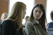 Carrie Mathison (Claire Danes, l.); Jenna Bragg (Andrea Deck, r.)