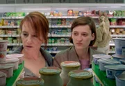 Kritisch nimmt Jana (Maria Kwiatkowsky, r) beim Einkauf mit Clara (Ulrike Krumbiegel) das Lebensmittelangebot im Supermarkt wahr.