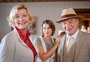 Merle (Miriam Morgenstern, Mitte) und Veronika (Saskia Vester) sind froh, Opa Albert (Michael Hanemann) wieder im Haus zu haben.