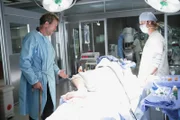 House (Hugh Laurie, li.) und Dr. Chase (Jesse Spencer) untersuchen einen neuen Patienten, der aus noch ungeklärten Ursachen unter permanenten Schmerzen leidet.