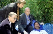Die Kommissare Taube (Christian M. Goebel, l.), Schatz (Uwe Fellensiek, M.) und Haupt (Christoph Quest, r.) untersuchen die Leiche des ermordeten Jungkochs Philipp (Samir Osman).
