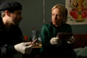 Revierinspektorin Penny Lanz (Lilian Klebow) und ihr Kollege Max Frei (Martin Loos) untersuchen die Wohnung des ermordeten Mädchens.