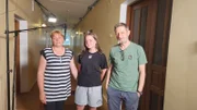 Regisseur Arndt Ginzel (l.) nach dem Interview mit Natalya (l.) und Elena (M.). Mutter und Tochter leben heute als Binnenflüchtlinge in der Zentralukraine.
