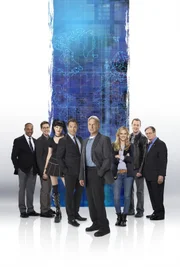 (12. Staffel) - Die Mitglieder des Naval Criminal Investigation Service: Abby (Pauley Perrette, 3.v.l.), Ducky (David McCallum, r.), Gibbs (Mark Harmon, 4.v.r.), Leon (Rocky Carroll, l.), DiNozzo (Michael Weatherly, 4.v.l.), McGee (Sean Murray, 2.v.r.), Jimmy (Brian Dietzen, 2.v.l.) und Ellie (Emily Wickersham, 3.v.r.) ...