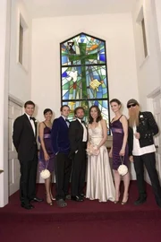 Hodgins (TJ Thyne, 4.v. li.) und Angela (Michaela Conlin, 3.v. li.) im Kreise ihrer Hochzeitsgesellschaft. Doch an ihrem großen Tag läuft nicht alles wie geplant...