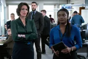L-R:  Special Agent Maggie Bell (Missy Peregrym),  Isobel Castille (Alana De La Garza), Special Agent Omar Adom 'OA' Zidan (Zeeko Zaki) und Kristen Chazal (Ebonée Noel)