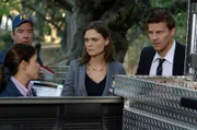 Dr. Brennan (Emily Deschanel, l.); Booth (David Boreanaz, r.)
