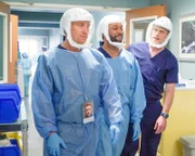 (v.l.n.r.) Dr. Owen Hunt (Kevin McKidd); Dr. Winston Ndugu (Anthony Hill); Dr. Atticus Lincoln (Chris Carmack)