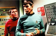 Spock (Leonard Nimoy, r.)