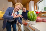 Opernsänger Ingrid (80) und Otto (79) testen die Wassermelonenzapfanlage!  +++