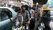 Viele Menschen und Fahrzeuge tummeln sich auf den Straßen Indiens, was oft zu Konfrontationen führt. Neben Bussen und Autos, gibt es auch Tuk-Tuks und Fahrräder: Eine Kakophonie unablässigen Hupens.