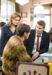 Brennan (Emily Deschanel) und Booth (David Boreanaz, r.) befragen Noel Liftin (Scoot McNairy) zu dem Mord an dem bekannten Showmaster Bill O'Rourke.
