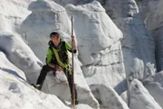 Bergführer Sigi Hatzer vor einem Eisbruch