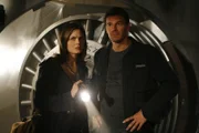 BONES:  Brennan (Emily Deschanel, L) and Booth (David Boreanaz, R) investigate the origins of a skull dropped from a highway overpass on the season premiere of BONES airing Tuesday, Sept. 25 (8:00-9:00 PM ET/PT) on FOX.  ©2007 Fox Broadcasting Co.  Cr:  Carin Baer/FOX887