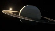Weit hinter dem Jupiter liegt der Saturn. Der Planet mit seinen zahlreichen Monden und Ringen ist fast wie ein Miniatur-Sonnensystem.