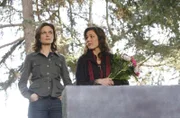Angela Montenegro (Michaela Conlin) versucht Brennan (Emily Deschanel, li.), die gerade an einem Mordfall mit einer einbetonierten Leiche arbeitet, am Jahrestag des Todes ihrer Mutter beizustehen.