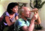 Picard (Patrick Stewart, r.) hat ein Teleskop entwickelt, um die Sterne zu beobachten. Eline (Margot Rose, l.) ist stolz auf ihren Mann.