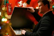 In der Wohnung des Opfers Kris Kringel, der in seiner Rolle als Weihnachtsmann völlig aufgegangen ist, findet Booth (David Boreanaz) in einer Schublade ein geheimes Fach, in dem sich mehrere tausend Dollar Bargeld befinden.