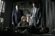 (v.l.n.r.) Gefängniswächter T.C. Everett (Mik Scriba); Dr. Brennan (Emily Deschanel); Booth (David Boreanaz)