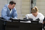 Dr. Jack Hodgson (David Caves) und Dr. Nikki Alexander (Emilia Fox) suchen in Mülltonnen nach weiteren Leichenteilen.