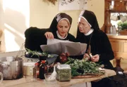 Schwester Agnes (Emanuela von Frankenberg, l.) und Schwester Felicitas (Karin Gregorek, r.) fahnden nach der Rezeptur des Klostergeistes.