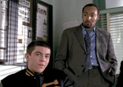 Detective Ed Green (Jesse L. Martin, r.) befragt einen Schüler (Darsteller nicht zu ermitteln) zu dem Mord an einer Mitschülerin.