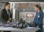 (v.l.n.r.) Booth (David Boreanaz); Dr. Brennan (Emily Deschanel)