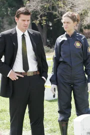Booth (David Boreanaz, l.); Dr. Brennan (Emily Deschanel, r.)
