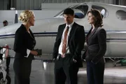 (v.l.n.r.) Collen Adams (Sarah Bloom); Booth (David Boreanaz); Dr. Brennan (Emily Deschanel)