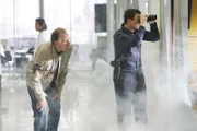 Als Mac Taylor (Gary Sinise, r.) Besuch von seinem ehemaligen Kollegen William Hunt (Peter Fonda) bekommt, wird aus dem gegenüberliegenden Gebäude das Feuer eröffnet und ein wahrer Kugelhagel zerstört das Labor.