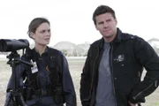 Vom Himmel gefallen: Brennan (Emily Deschanel) und Booth (David Boreanaz) versuchen die wirklichen Todesumstände des scheinbar vom Himmel gefallenen Mannes zu klären.
