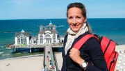 Die Moderatorinnen Tamina Kallert (Foto) und Andrea Grießmann erinnern sich an Höhepunkte aus Ihren Ostsee-Reisen zwischen Rügen und Fehmarn und geben Ausflugstipps.