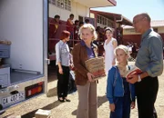 Jane (Renee Soutendijk), Bischof Jo (Heiner LauterbachI) und Emily (Monique Neetling) vor Janes Schule.