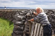 Der traditionelle Farmer Padraig Póil wohnt seit fast 70 Jahren auf Inisheer undbaut im Zusammenleben mit der rauen Natur auf der Insel auch seine eigenen Steinmauern.