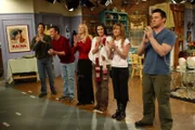 Der Abschied ist gekommen: Ross (David Schwimmer, l.), Chandler (Matthew Perry, 2.v.l.), Phoebe (Lisa Kudrow, 3.v.l.), Monica (Courteney Cox, 3.v.r.), Rachel (Jennifer Aniston, 2.v.r.) und Joey (Matt LeBlanc, r.) ...