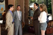 Lt. Plato (David Norona, l.) und Capt. Alameda (Tony Plana, 2.v.l.) heißen Mr. Monk (Tony Shaloub, 2.v.r.) und Sharona (Bitty Schram, r.) in Mexiko herzlich Willkommen.