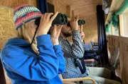 Triin Asi und Bert Rähni in ihrer Bärenbeobachtungshütte im Alutaguse-Nationalpark