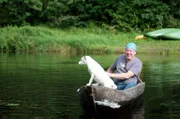 Ein Mann, ein Boot, ein Einbaum-Kanu: Aivar Ruukel mit Hund Pitsu im Soomaa-Nationalpark
