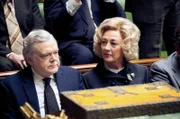 Harold Wilson (Kevin R. McNally) und Betty Boothroyd (Dorothy Atkinson) im House of Commons