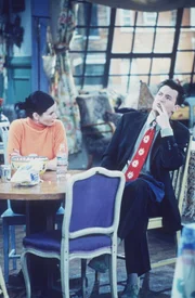 Als Chandler (Matthew Perry, r.) Rachel rät, mit dem Rauchen anzufangen, ärgert sich Monica (Courteney Cox, l.) maßlos ...