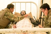 Afghanistan: Gelingt es Dr. TC Callahan (Eoin Macken, r.) und Dr. Topher Zia (Ken Leung), ihren Freund Ali (Ryan P. Shrime) das Leben zu retten?
+++