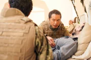 Afghanistan: Gelingt es Dr. TC Callahan (Eoin Macken, Rückansicht) und Dr. Topher Zia (Ken Leung), ihren Freund Ali (Ryan P. Shrime) das Leben zu retten?
+++