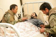 Afghanistan: Gelingt es Dr. TC Callahan (Eoin Macken, l.) und Dr. Topher Zia (Ken Leung), ihren Freund Ali (Ryan P. Shrime) das Leben zu retten?
+++