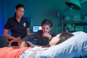 Gwen Gaskin (Merle Dandridge, l.) und Dr. TC Callahan (Eoin Macken) machen sich Sorgen: Die schwangere Jordan (Jill Flint) liegt nach ihrem Schlaganfall im Koma.
+++
