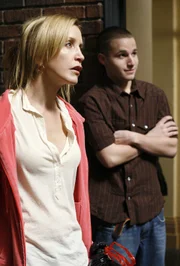 Während Lynette (Felicity Huffman, l.) Streit mit Tom hat, macht Andrew (Shawn Pyfrom, r.) Orsan klar, was passiert wenn er Bree nicht in Ruhe lässt ...