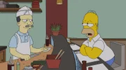 Während Milhouse eine Taktik sucht, wie er Lisa rumkriegen kann, sucht Homer (r.) nach einem Fauxpas Rat beim Küchenchef (l.) ...