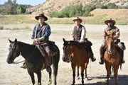 Wild Wild West! Ed (Seth MacFarlane, l.), Gordon (Scott Grimes, M.) und John (J. Lee, r.) wollen eigentlich auf dem Holodeck bei einem Western Abenteuer ein wenig abschalten, doch dann entwickelt sich das Spiel anders, als gedacht ...