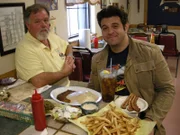 Bevor Adam (r.) bei der Fifth-Third-Burger-Challenge in Grand Rapids antreten muss, trifft er im texanischen Amarillo Tim Youngblood (l.), den Besitzer von Stockyard Café, der ziemlich stolz auf sein Chicken Fried Steak ist ...